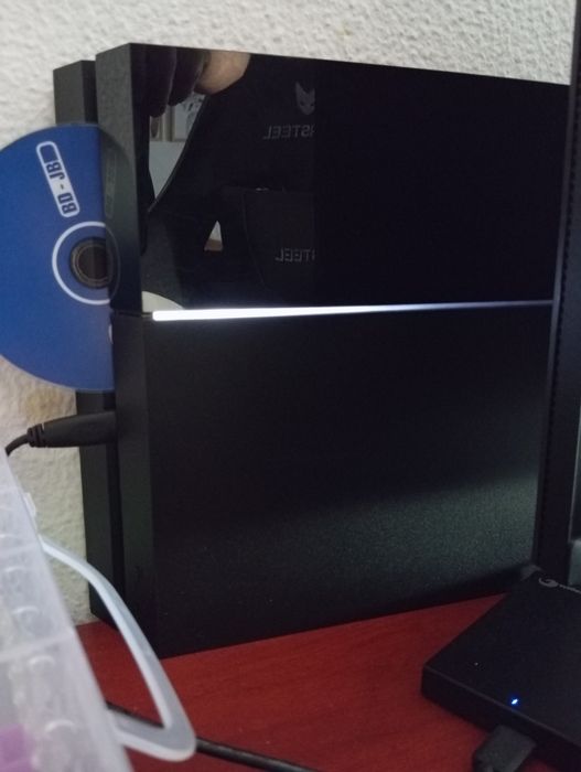 Ps4 Desbloqueada,com dois comandos.