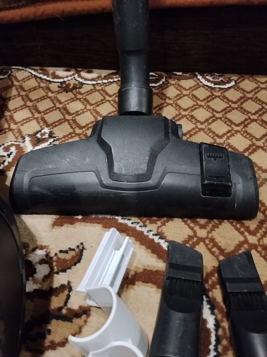 Пилесос BOSCH з контейнером для сміття, 700вт.