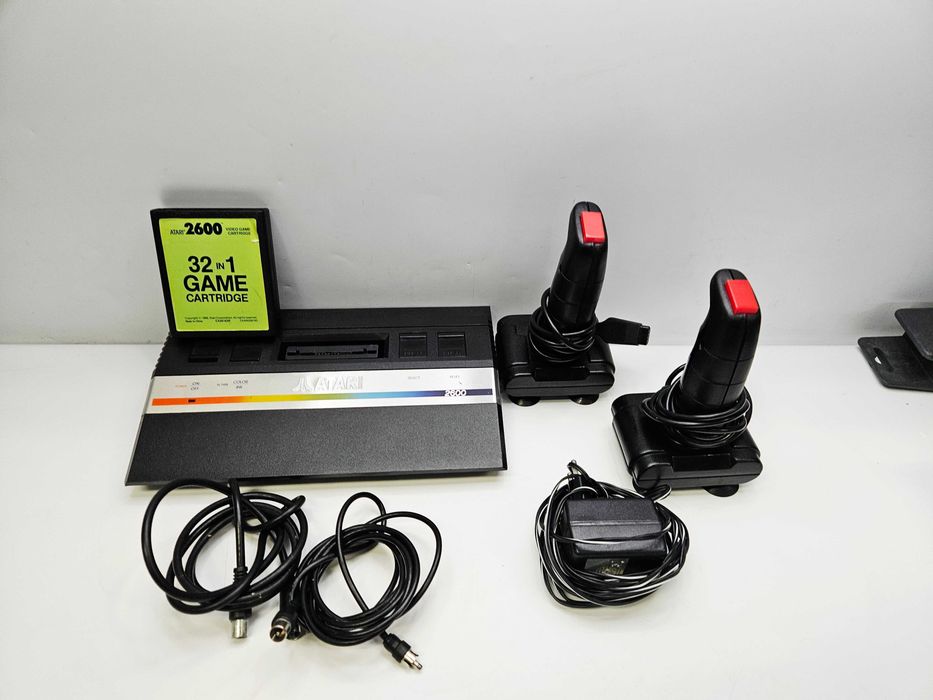 Konsola Atari 2600 + 2 joysticki + zasilacz + gra 32 in 1