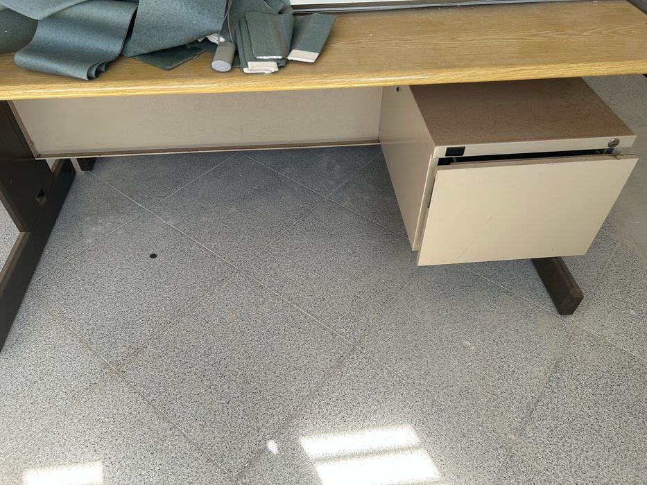 Secretarias e cadeiras de escritorio em bom estado