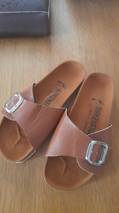 Chinelos com fivela, estilo Birkenstock
