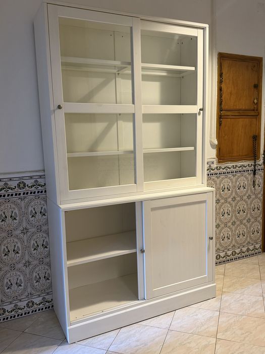 Móvel Vitrine Branco com Portas de Vidro Deslizantes