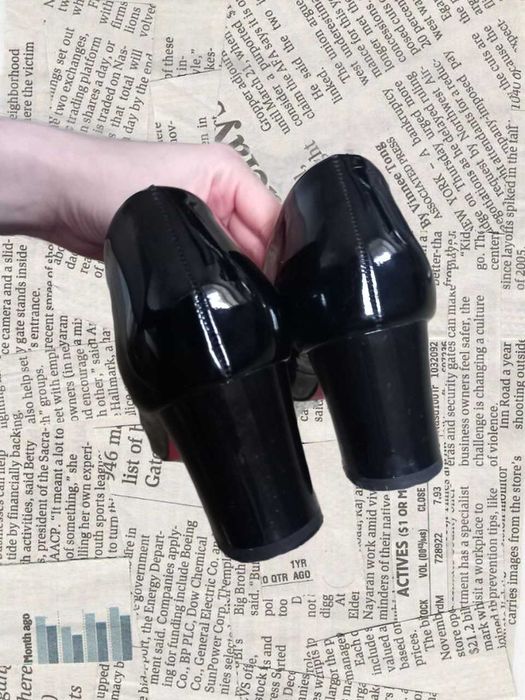 Чорні туфлі на підборах