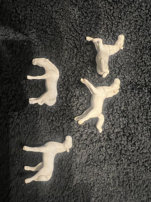 Conjunto de 7 Cavalos em Porcelana Branca Chinesa Dinastia   Tang XIX