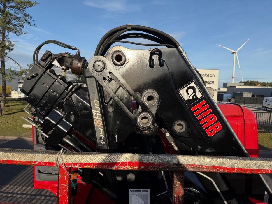 Scania G320 com grua  15 M e bascula