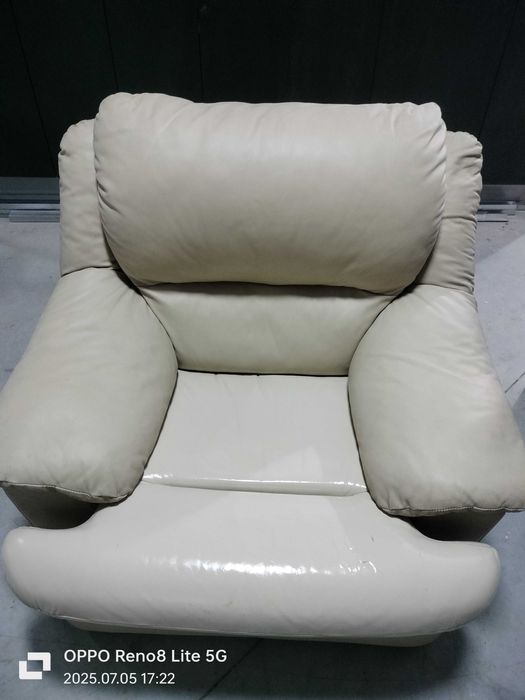 Sofá em pele de cor bege