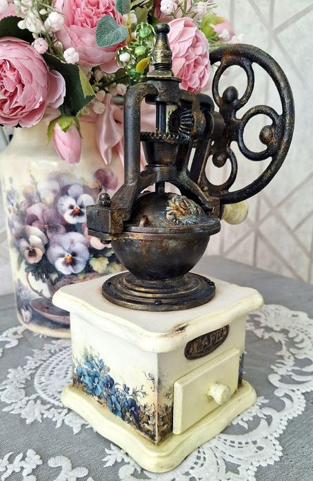 Кавомолка у вінтажному стилі