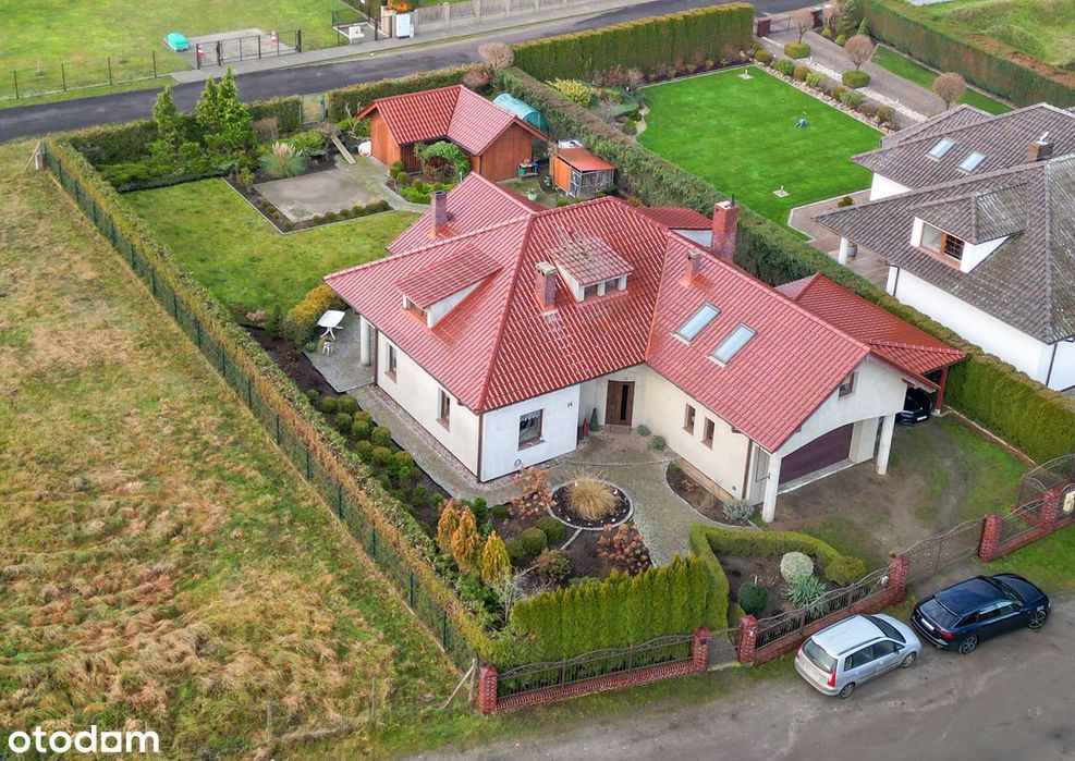 Rodzinny dom z dwustanowiskowym garażem i zagospodarowanym ogrodem