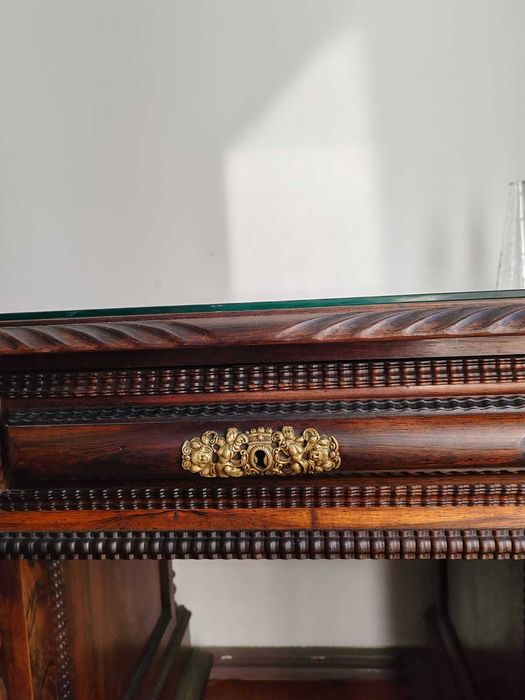 Secretária muito bem tratada em Pau Santo - Tampo 75cm x 140cm