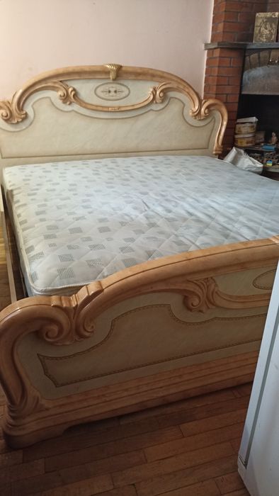 Итальянская двухспальная кровать с ортопедическим матрасом зима-лето
