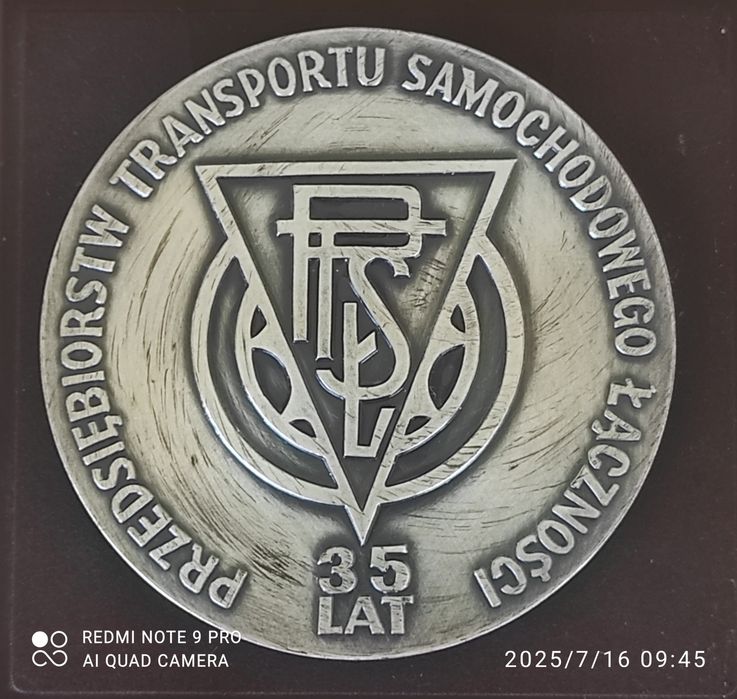 Medal i 3 odznaki. " Zasłużony Pracownik Łączności "