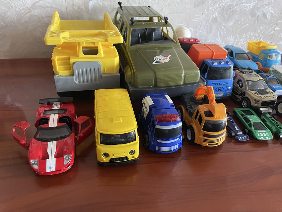 20 машинок іграшки