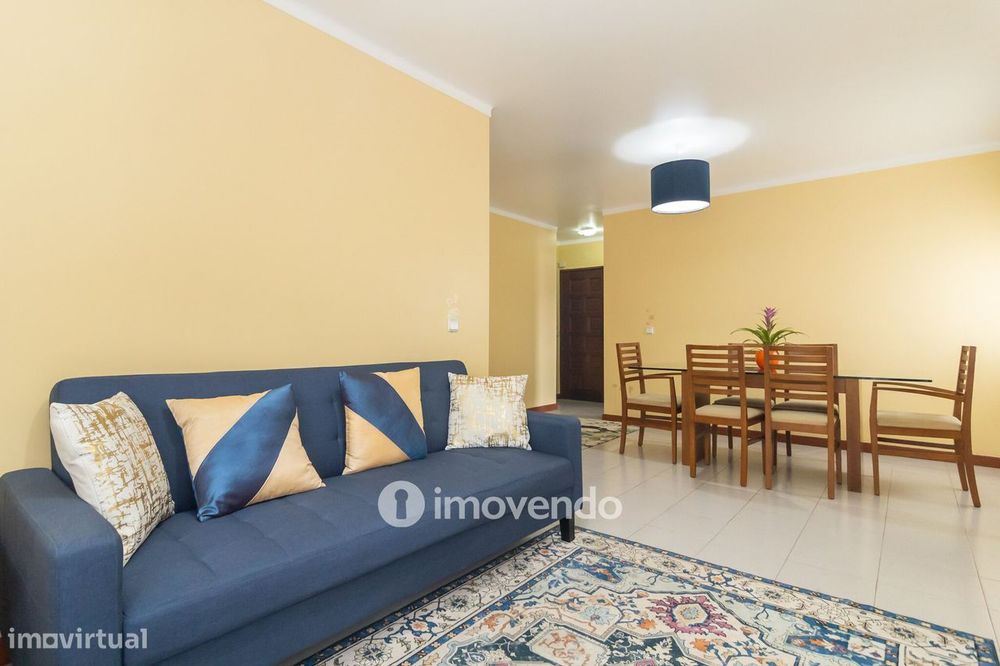 Apartamento T2 com áreas generosas e varanda, em Setúbal