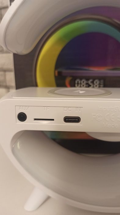 Lampka ładująca telefon głośnik bluetooth.