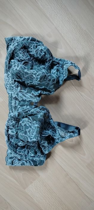 Ładny Duży Biustonosz TRIUMPH koronkowy na fiszbinach miękki D 90