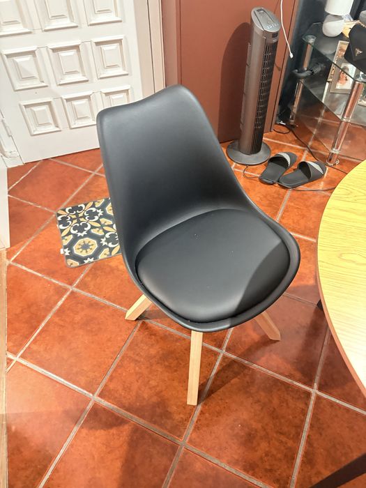 Mesa com 2 cadeiras