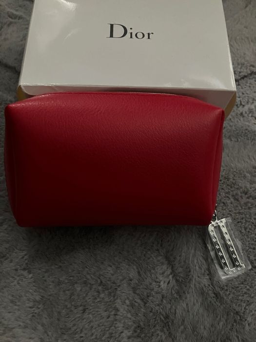 Mała czerwona kosmetyczka Dior