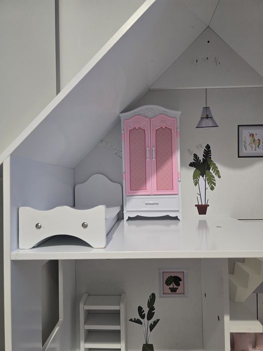 Duży drewniany domek dla lalek