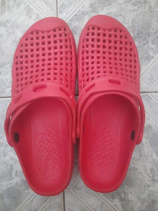 Czerwone buty ogrodowe