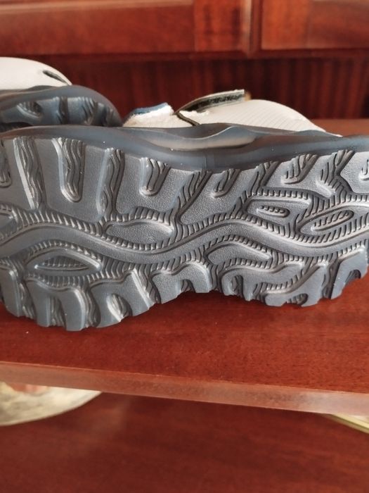 Sapatos abertos cor cinza
