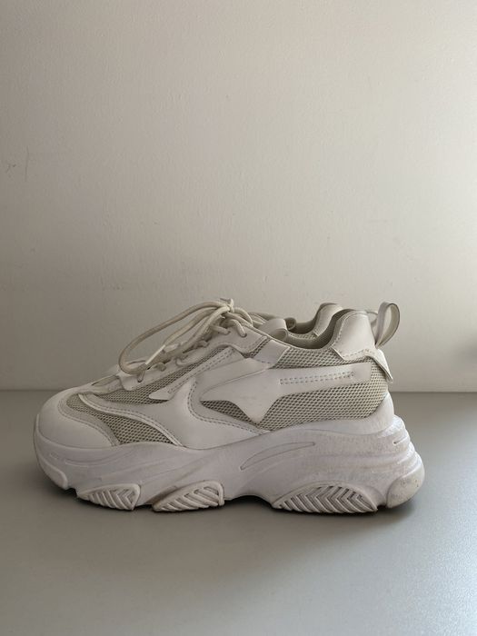 Białe sportowe buty