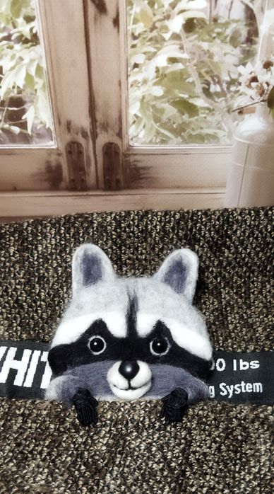 Єнотик валяний з шерсті на карман одягу, сумки, рюкзаку