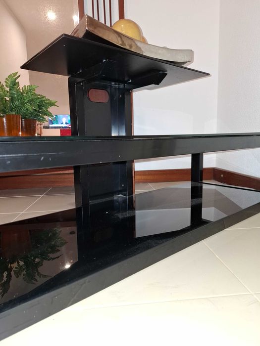 Movel baixo de televisão em vidro preto