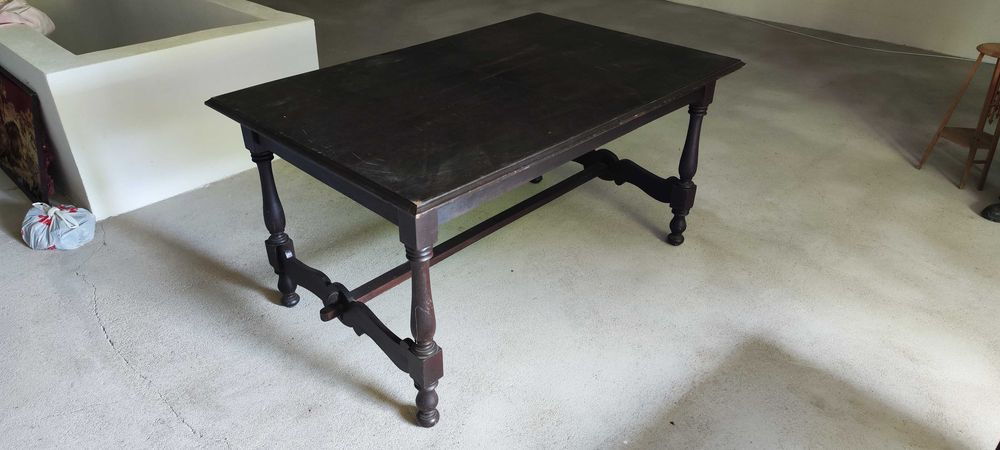 Mesa de sala de jantar com seis cadeiras