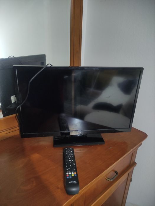 Tv e Monitor preto com controle