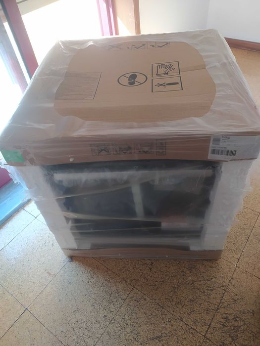 Forno de encastrar elétrico da marca Beko