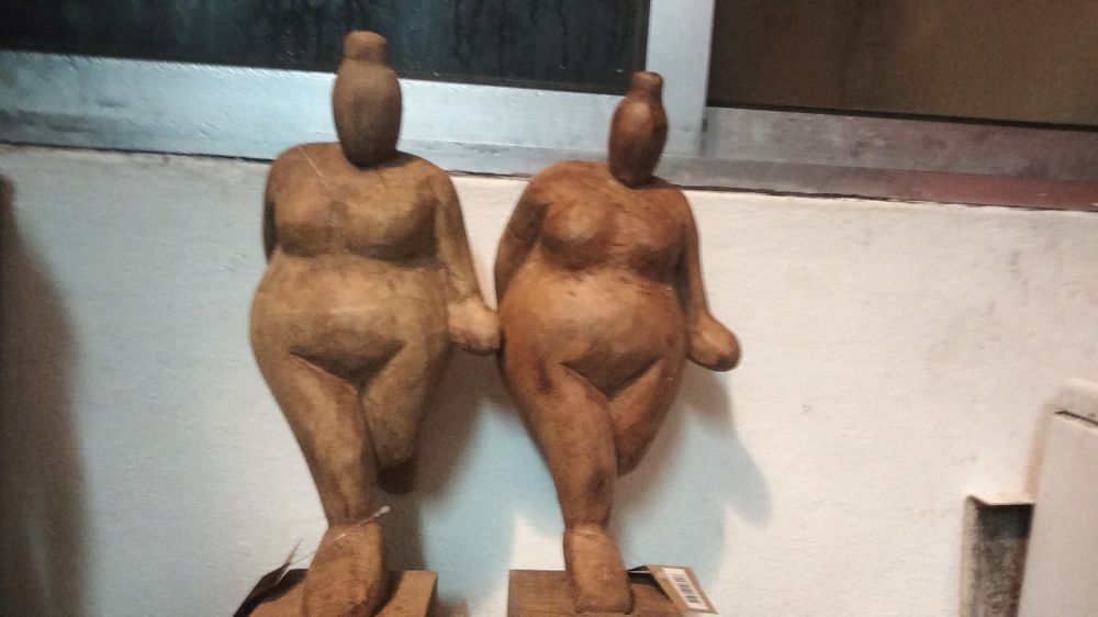 Duas mulheres em madeira maciça