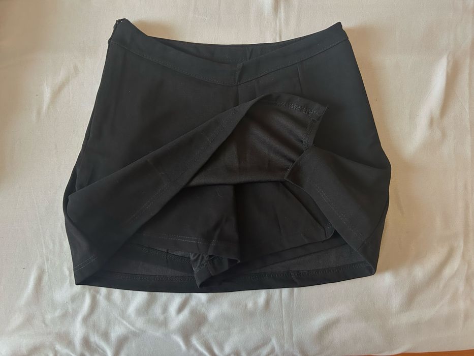 Чорна обтягуюча спідниця