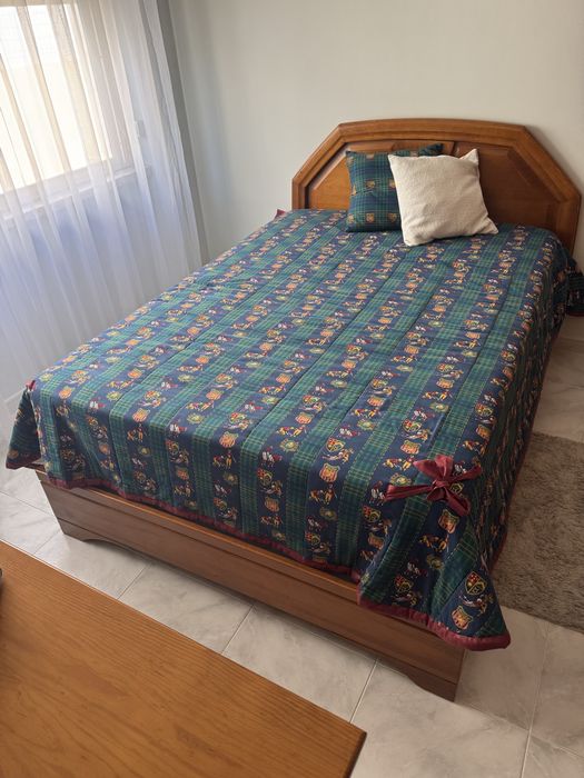 Cama de casal em madeira maciça