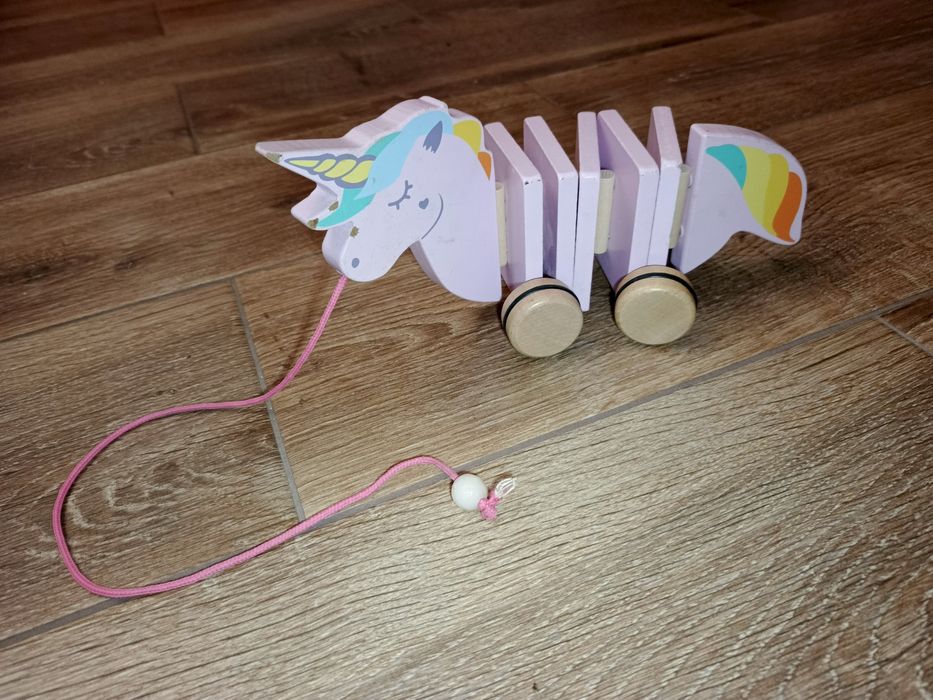 Koń konik pekaz drewniany do ciągnięcia dla dzieci różowy