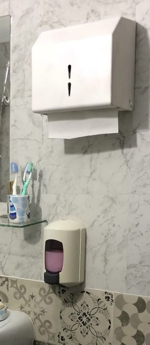 2 dispensadores de sabonete e 3 de papel