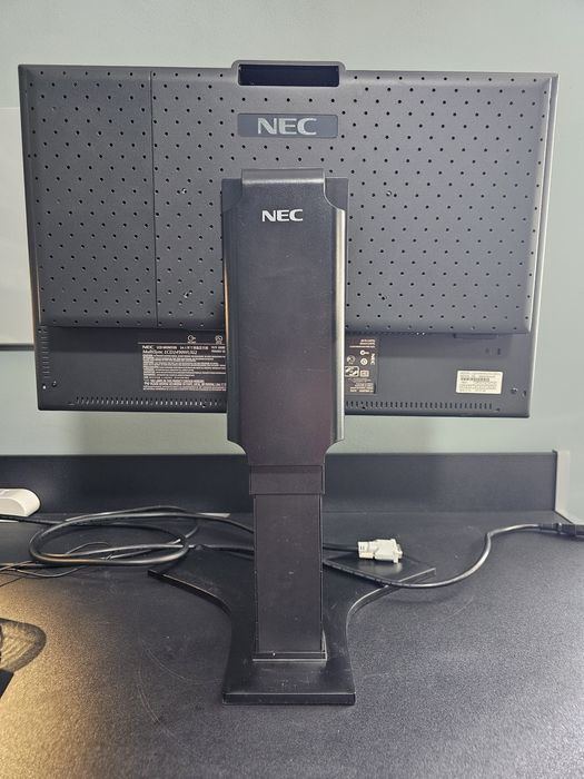 Два профессиональных монитора 24" NEC MultiSync 2490WUXi2-BK