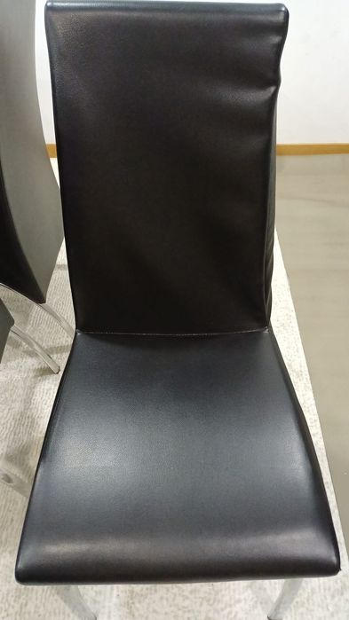 Mesa de jantar e cadeiras incluídas