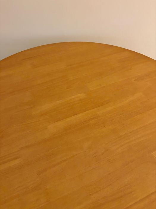 Mesa de jantar redonda em madeira clara