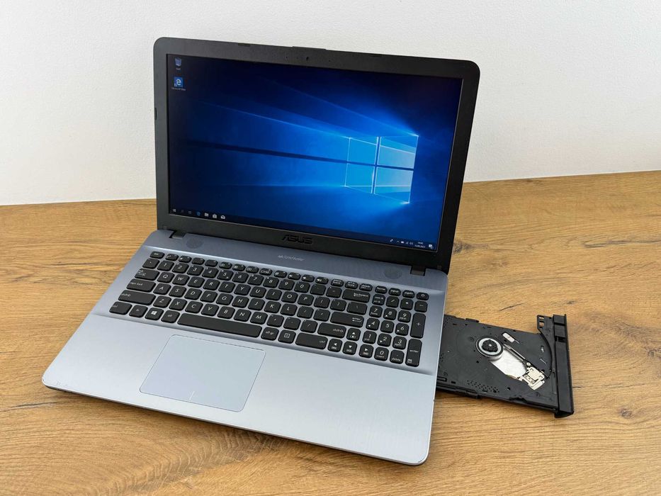 1340. Laptop ASUS 15 cali. Dysk SSD, INTEL 4 RDZENIE 2.40GHz, Win. 10