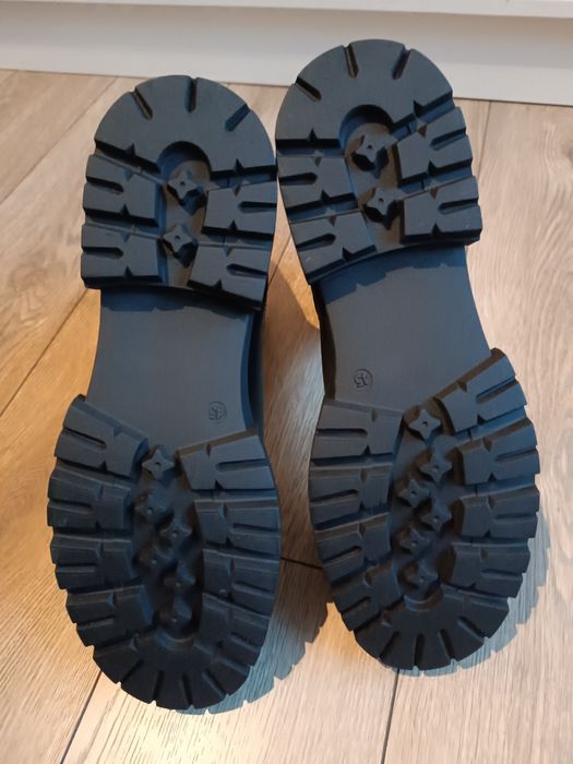 Czarne botki na obcasie