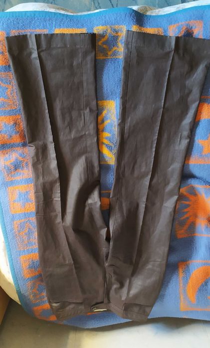 Połyskujące spodnie z szerokimi nogawkami