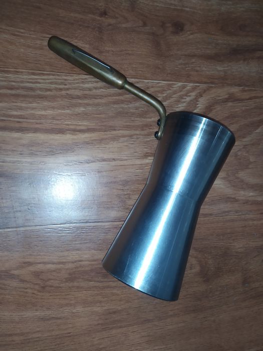 Кофеварка из нержавеющей стали.