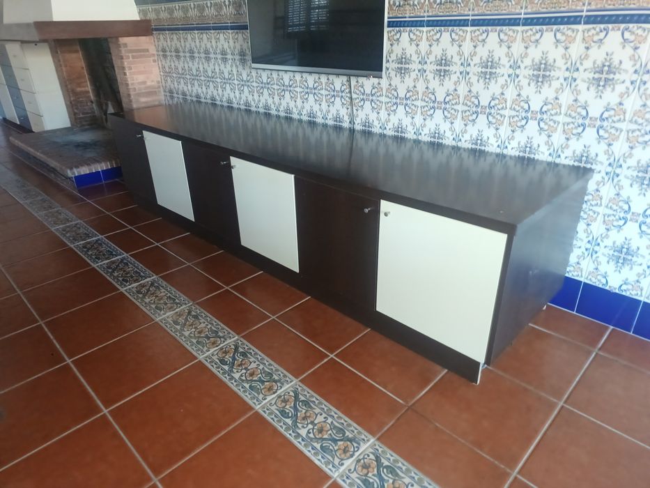 Movel TV sala muito robusto com portas