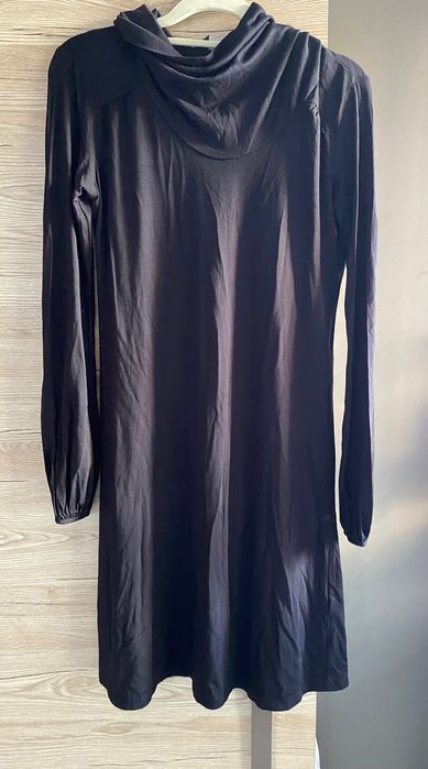 Czarna sukienka z golfem