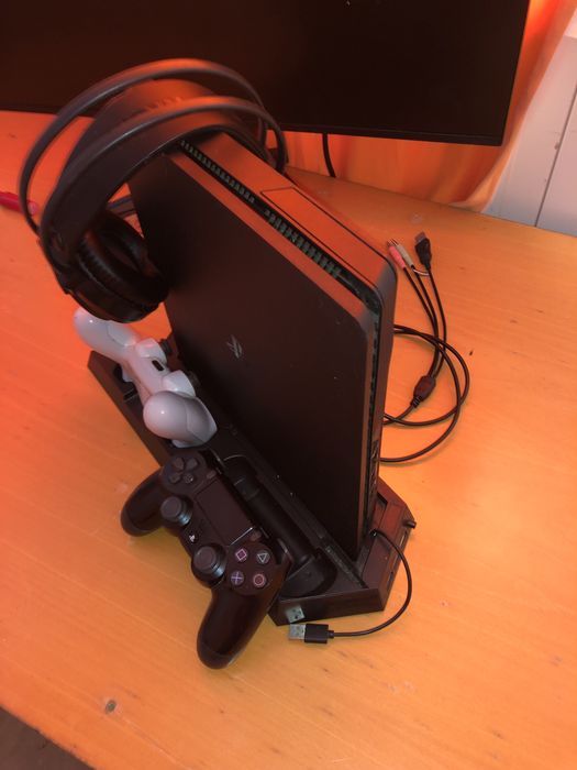 Playstation 4 de 500gb+2 comandos+1 suporte e fones.