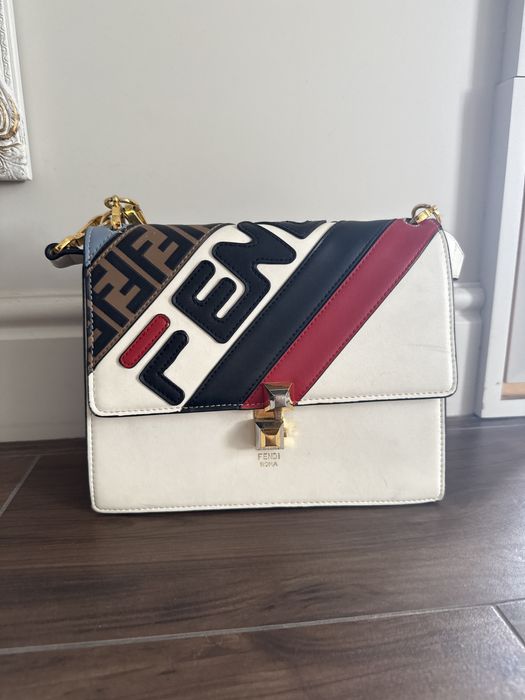 сумка Fendi Mania Logo Kan Bag із інструктованої шкіри середнього розм