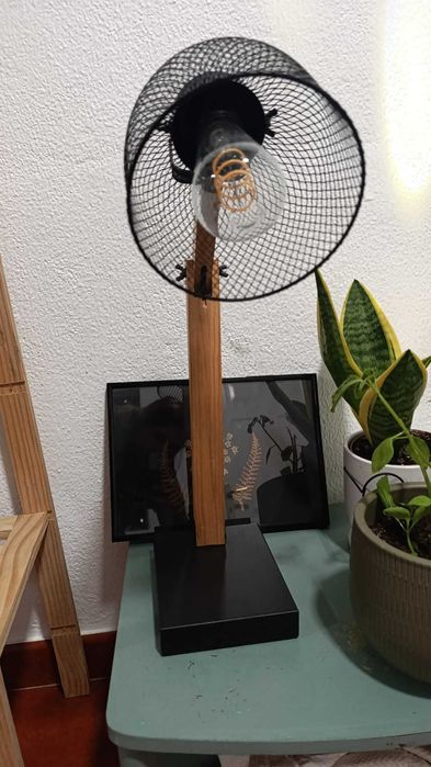 Luminária de madeira com ferro