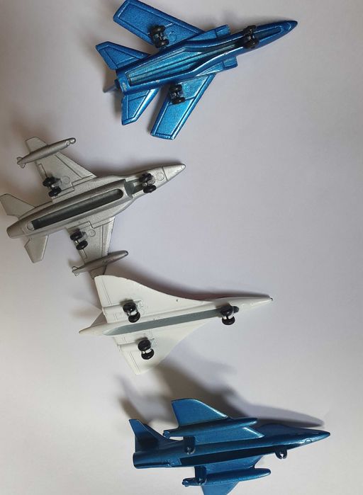 4 pequenos aviões de combate, em metal, sem marca - Anos 80