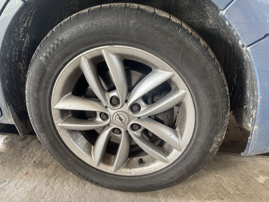 Продам колеса на  Опель віваро R17C 225/60 Зимова .Літо225/55 R17