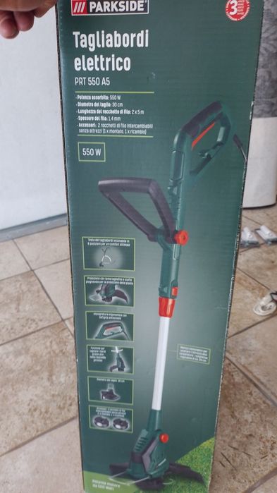 Máquina de aparar relva nova